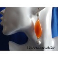 イタリア製アクリル・オレンジ色とコットンパールのピアス