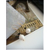 モザイクシェルのモノトーンフックピアス(14KGF)