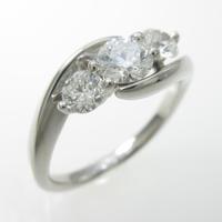 PT スリーストーン ダイヤモンドリング