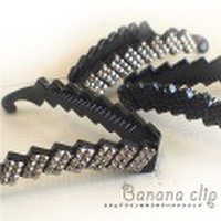 スクエアラインのキラキラバナナクリップ 〜優しい留め心地でシッカリと留まる！スクエアカットの大人上品デザインでキラキラ感抜群♪