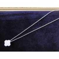 スワロフスキー通販　クローバー型ヘッドネックレス　Moon Jewelry