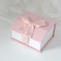 ピンクリボンが可愛いピンクのジュエリーケース　ピアス用 小 彼女 誕生日 y100205