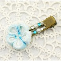 ヘアクリップ　つまみ細工のヘアアクセサリー／ブルー