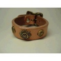 大人仕様でシニア世代にもお勧めのアクセサリー！ゴシック調アンティークパーツ×サドルレザーでシンプルに細身レザーブレスレット　ナチュラル