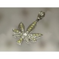 大人仕様でシニア世代にもお勧めのアクセサリー！シルバー925 HIP HOP・B系ペンダントトップ マリファナ型