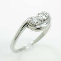 PT スリーストーン ダイヤモンドリング