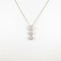 PT スリーストーン ダイヤモンドネックレス