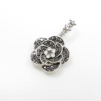 K18WG／K18BG フラワー ダイヤモンドチャーム