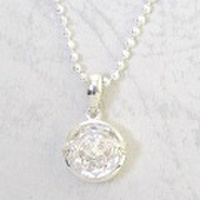 【M.G.C.】≪40cmカットボールチェーン付≫ウイングロゴラウンドストーンペンダント(白仕上げ）