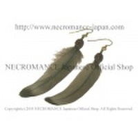 【ネクロマンス NECROMANCE】 リアルフェザー ウッドスカルピアス Real Feather Wood Skull Pierce ＜グレー/Gray/灰色＞ 羽根 骸骨