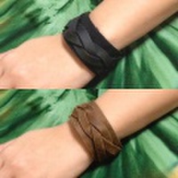 【メール便OK】レザーブレスレット（二つ編み/全2色）