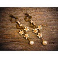 【メール便可】Eric et Lydie 白い小花と大きめ淡水パールが揺れる長めのイヤリング（フランス）