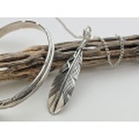 ナバホ　03-0664　ジョー・メイス作　イーグルフェザー・ペンダント