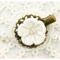 ヘアクリップ　つまみ細工のヘアアクセサリー／ホワイト