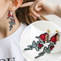 レトロシックなバラ刺繍 ピアス イヤリング 刺繍 メタルパーツ シック モード ローズ バラ フラワー 花 オフショル パーティー お仕事 今コレ 770404