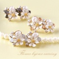 【送料無料】フラワーモチーフパールイヤリング　フラワーイヤリング　パールイヤリング　イヤリング　ビジューイヤリング　大人可愛いイヤリング　お花イヤリング　ラインストーンイヤリング　上品イヤリング　フラワーイヤリング　パールイヤリング　ビジュー...