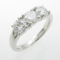 PT スリーストーン ダイヤモンドリング