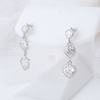 K10WG 10金ホワイトゴールド 　スリーストーンハートピアス 彼女 誕生日 ジュエリー アクセサリー ∞ y110159