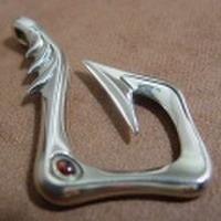 RED EYE　「HOOK」 ペンダントトップ 【天然石付き】