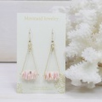 【MermaidJewelry】マーメイドジュエリー*リゾートファッションにおすすめ♪シーホースチャーム付　天然ピンクシェル　トライアングルチェーン*フックピアス