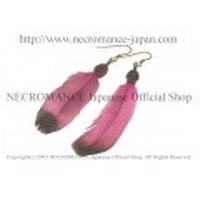 【ネクロマンス NECROMANCE】 リアルフェザー ウッドスカルピアス Real Feather Wood Skull Pierce ＜ピンク/Pink/桃色＞ 羽根 骸骨