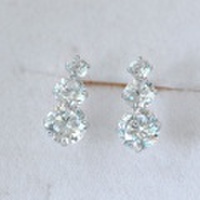 スリーストーンK14WG(ホワイトゴールド)キュービックピアス [y060088]