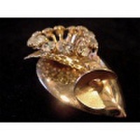 デザインが凝っているヴィンテージ　コスチュームジュエリーのブローチ　[VJ034]