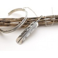 ナバホ　03-0665　ジョー・メイス作　イーグルフェザー・ペンダント