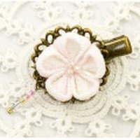 ヘアクリップ　つまみ細工のヘアアクセサリー／淡いピンク