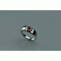 石のサイドに彫を入れたリング