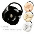 ヘアゴム　カメリア　ヘアゴム 　キラキラ　ヘアゴム　ヘアアクセサリー　大人可愛い　ヘアゴム　上品　ヘアゴム　フラワーヘアゴム　お花ヘアゴム　エレガントヘアゴム　カメリアヘアゴム　上品　シンプル　カメリアヘアゴム　ヘアアレンジ　ヘアアクセサリー...