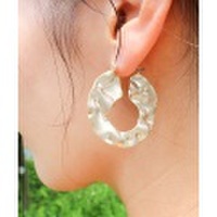 エンボスメタルデザインフープピアス /2カラー