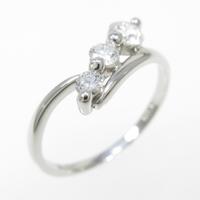 PT スリーストーン ダイヤモンドリング