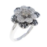 K18WG フラワー ダイヤモンドリング