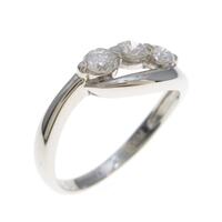 PT スリーストーン ダイヤモンドリング