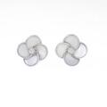 K18WG フラワー マザーオブパールピアス