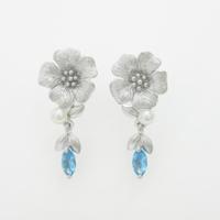 K18WG フラワー ブルートパーズイヤリング