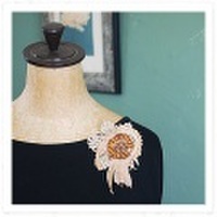 ハンドメイドヴィンテージレース刺繍ブローチB