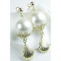 【PalmSeason】ハンドメイド* シェルチャーム付き　コットンパール&フラワー*14kgfポストピアス