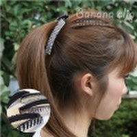 アクリルビジュのキラキラバナナクリップ 〜優しい留め心地でしっかり留る！細長いアクリルビジュがキレイ♪