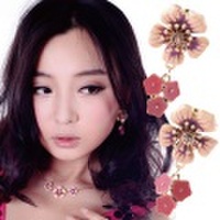 シックな印象のスイングフラワーピアス 花 フラワー 山茶花 ピアス ビジュー 大人お洒落 ミセス お洒落 大人可愛い レディース ストーン 760410