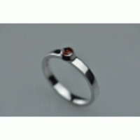 シンプルな平打ち指輪にジルコニアを乗せたリング