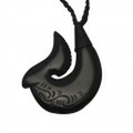 ボーンカーヴィング 本格ポリネシアン 手彫りのボーンアクセサリー フィッシュフック オニキス 黒曜石